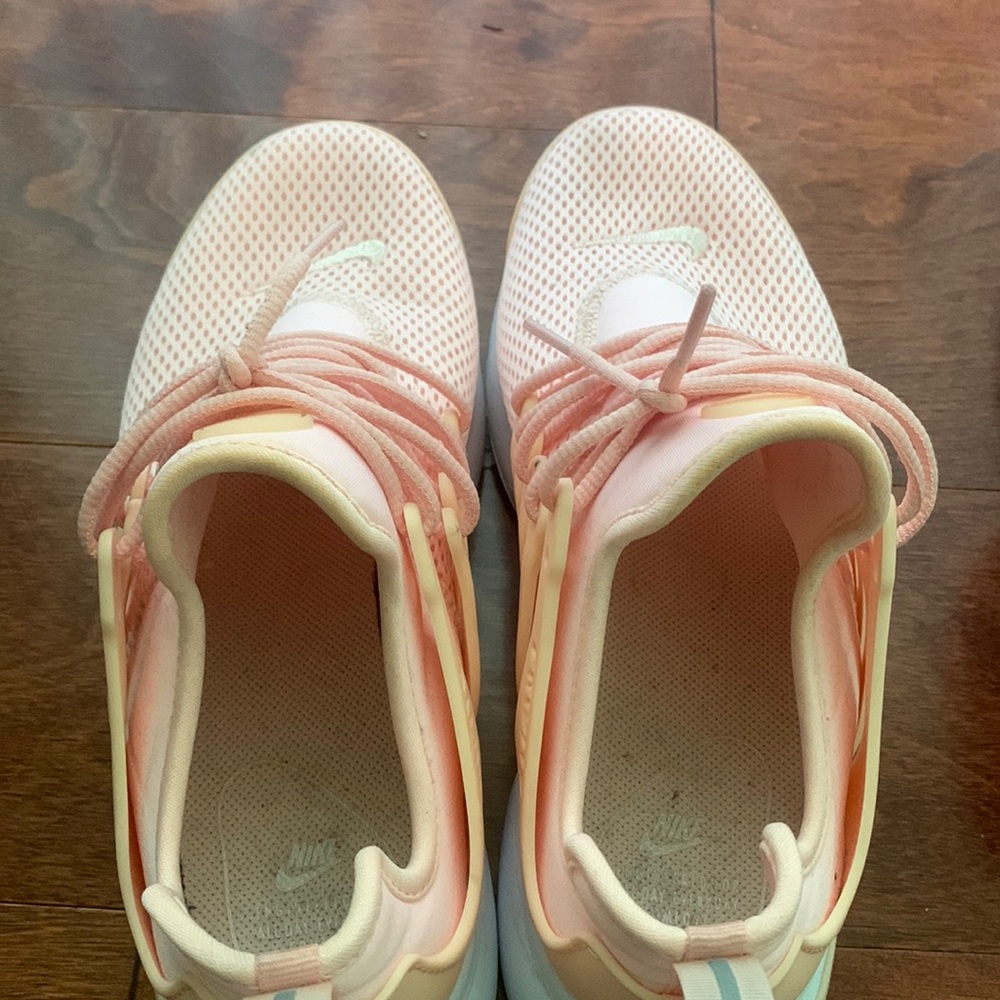 Nike- Women’s NIKE PRESTO sneakers! Super comfortable!